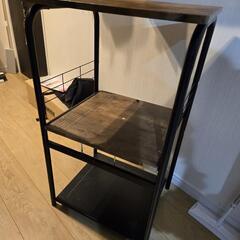 電子レンジや家具置きの画像