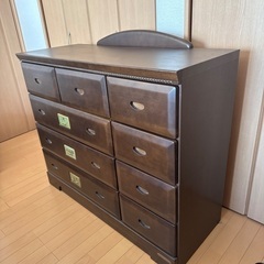 木製アンティーク調チェストの画像