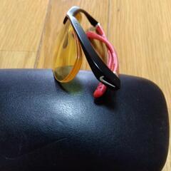 ナイキのメガネケースと度付きサングラスの画像