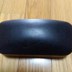 ナイキのメガネケースと度付きサングラスの画像