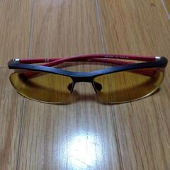ナイキのメガネケースと度付きサングラスの画像