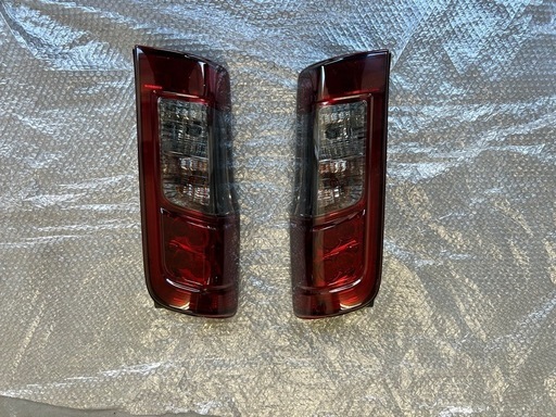 日産　NV350 キャラバン　E26 後期　純正左右テールランプ　キャンディブラック塗装