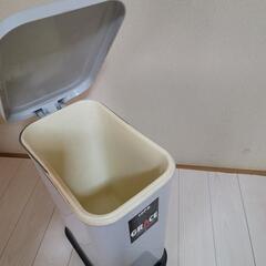 ゴミ箱　ペダルダストボックスの画像