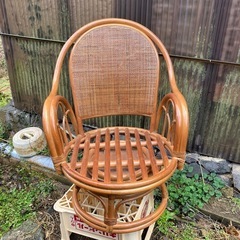 籐の回転椅子500円
