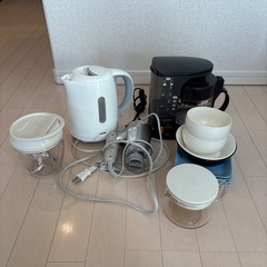 電気ケトル、コーヒーメーカー、ドライヤー、食器