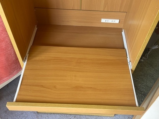 【リサイクルサービス八光】幅59㎝　ベージュ　スリムタイプ食器棚 2口コンセント付き
