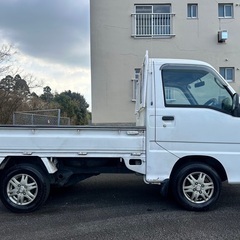 低走行の人気の4WDの軽トラ入りました‼️低走行8万キロ台☆月々9千円〜分割可‼️働くくるま軽トラ入りました！車検付き！【名義変更代込み】車内広い！人気のスバル サンバートラック‼️ドラレコ付☆そのまま乗って帰れます‼️の画像