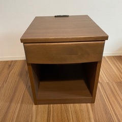 【値下げ】サイドテーブル　コンセント付きの画像