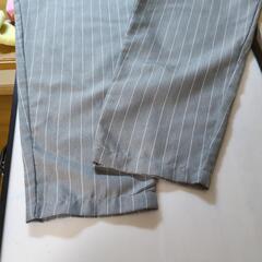 レディースM  グレー ストライプ クロップド丈 パンツの画像