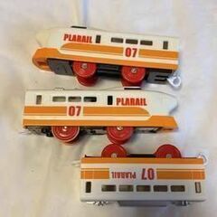 列車付きのおもちゃの鉄道の画像