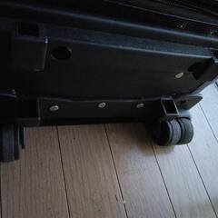 紺色のスーツケースの画像