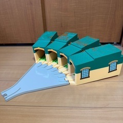美品プラレール　たためるトーマス機関庫の画像