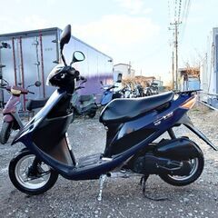 非常に良いエンジン。スズキ V50 ( アドレス )。バッテリーは新品。フロントブレーキパッドはほぼ新品。サイドスタンド付き。走行距離 5002 キロ。の画像