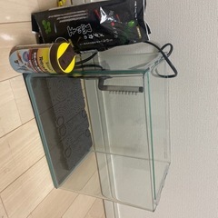 水槽（30㌢、前面曲げガラス、小型濾過装置付き）
