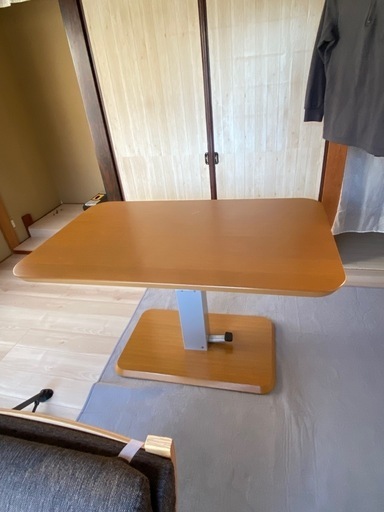 高さ調整できるテーブル