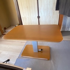 高さ調整できるテーブル