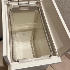 KEYUCA ゴミ箱 両開き 27L キャスター付き ごみ箱 白の画像