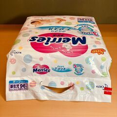 花王 紙おむつ メリーズ さらさらエアスルー テープタイプ 新生児96枚（お誕生～5kg）の画像