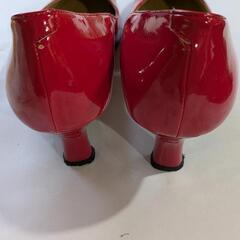 24cm  赤色　ポインテッドトゥ エナメル パンプスの画像