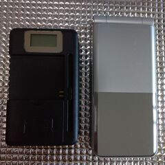 シムロック解除済み　ドコモF--03L バッテリーチャージャー付き