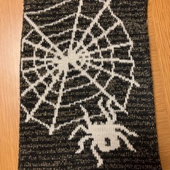 スパイダー柄マフラーの画像