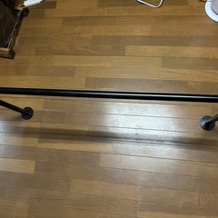 手すりやハンガーラック、他にも色々な使い方がありそうな鉄製パイプの画像