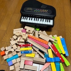 オモチャのピアノ、積み木
