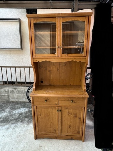 キャセルが出ました。早く手放したいので値下げします！可愛い食器棚
