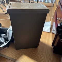 ゴミ箱の画像