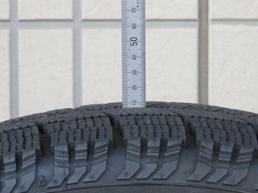 ぐ*り様 ワンシーズンのみ使用/バリ溝、215/70/R16スタッドレスタイヤ スタッドレスタイヤ 215/70R16 深溝 4本 2022年製