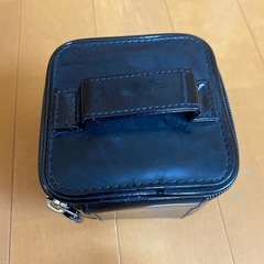 YSL 黒エナメルのコスメケース②