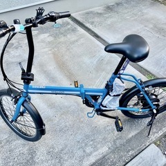 〜6/2【美品】折りたたみ式電動アシスト付き自転車　サドル盗難防止チェーン付き　マットブルー 外装6段変速 20型 電動自転車　説明書充電器スペアキー付【出張の為】の画像