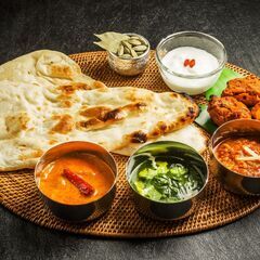 【正社員/年休120日】アジアンレストランのホールスタッフの画像