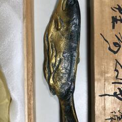 値下げ【松本市引き取り限定】彫塑家 北村西望 鮭寿恵帰 魚形文鎮の画像