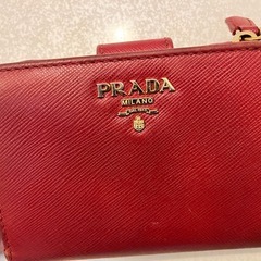 【PRADA】赤財布の画像