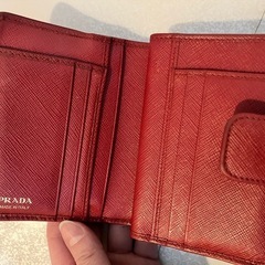 【PRADA】赤財布の画像