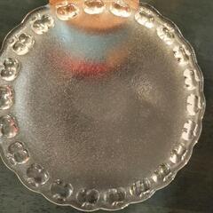 アップル模様のガラスの平皿４枚の画像