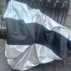 初台駅近くの待ち合わせ場所まで取りに来てくれる方のみ⭐︎後輪がパンクしている中古の自転車（購入から半年以内）を鍵付き、雨風防止シート付きで15000円で販売しますの画像