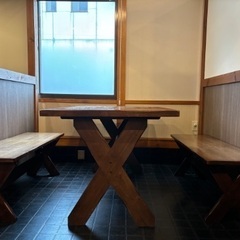テーブルとベンチの画像