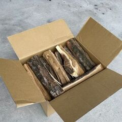 まき　薪　国産手作りナラ材１束　キャンプやバーベキュー薪ストーブ暖炉などの画像
