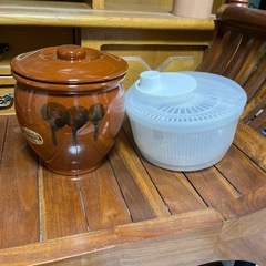 漬物の壺と野菜の水切りカゴ