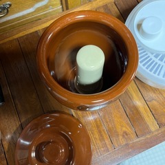 漬物の壺と野菜の水切りカゴの画像
