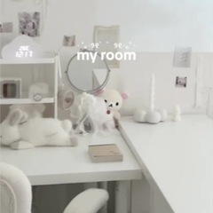 白いデスク パソコンテーブル 白基調の画像