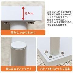 白いデスク パソコンテーブル 白基調の画像