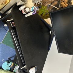 【引越のため0円】三角の形のパソコンデスクの画像