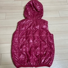 《美品》ワインレッド フード付きダウンベスト 140cmの画像