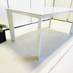 ガラスダイニングテーブルの画像