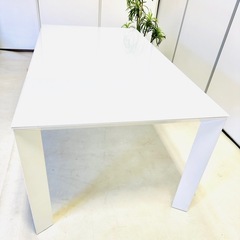 ガラスダイニングテーブルの画像