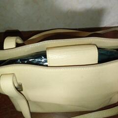 ベージュ ショルダーバッグ レザー風の画像
