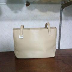 ベージュ ショルダーバッグ レザー風の画像